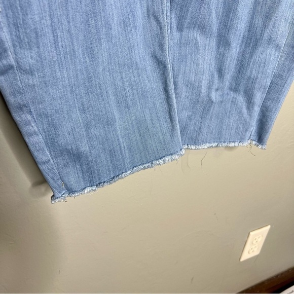 Triangle Curvy Fit Raw Hem Jeans - Picture 7 of 8